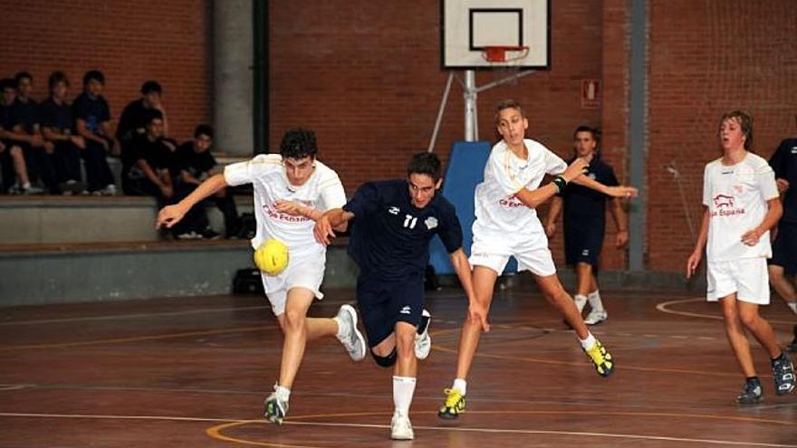 Uno de los zamoranos lucha por hacerse con el balón en el duelo de ayer.