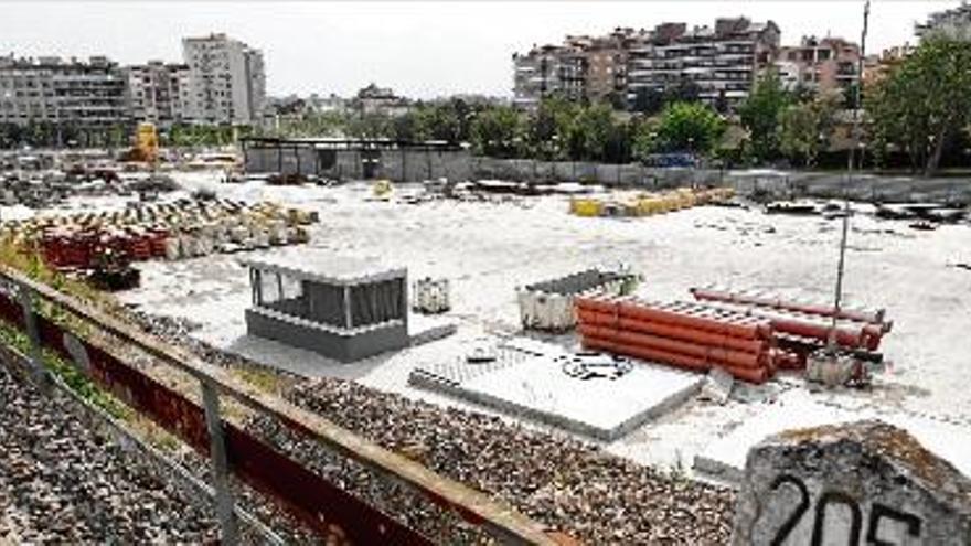 Des de fa anys els gironins veuen una llosa on antigament hi havia el Parc Central.