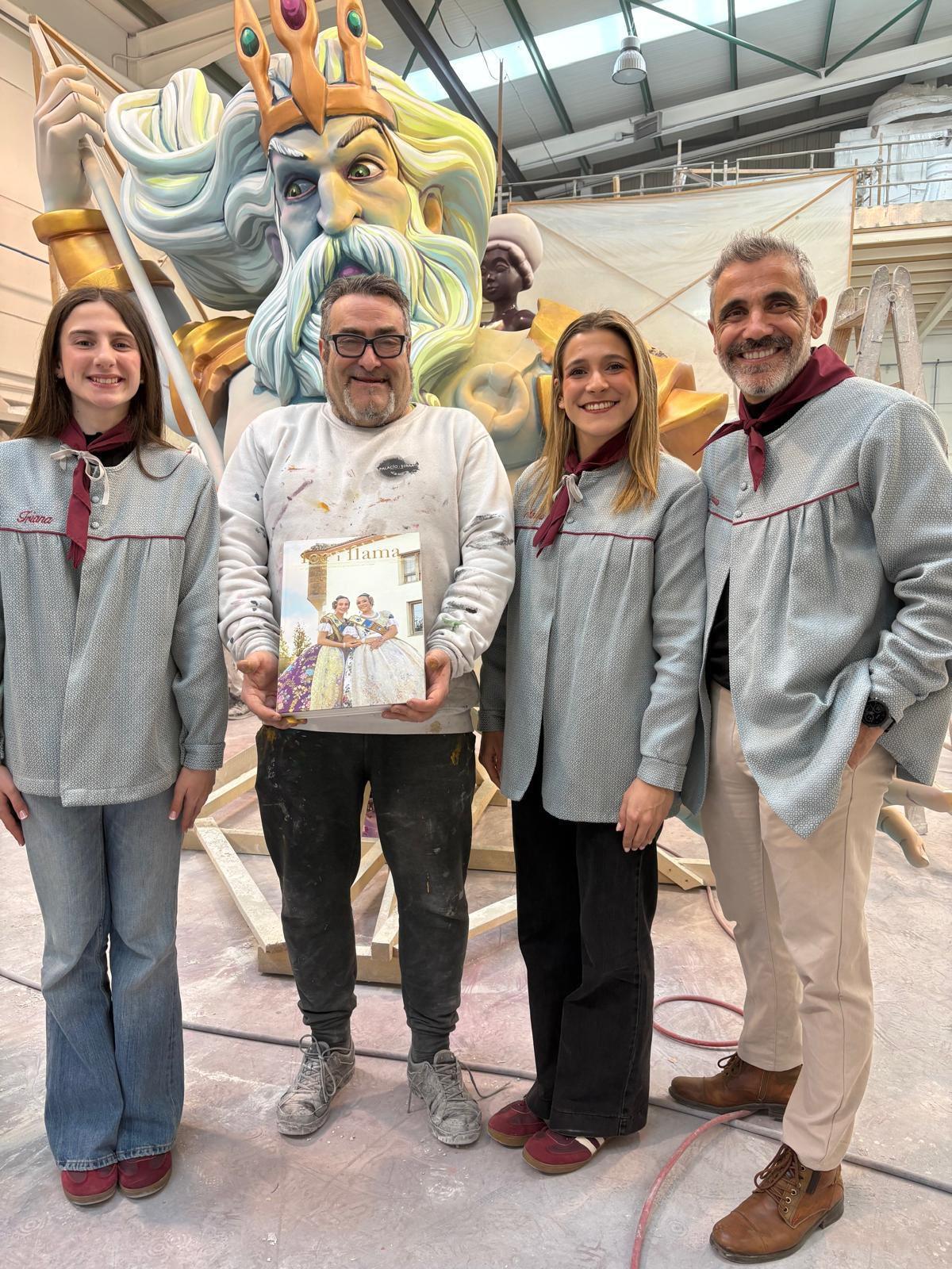 Las falleras mayores de Gandia, el presidenta de la FdF con un artista que planta en la ciudad