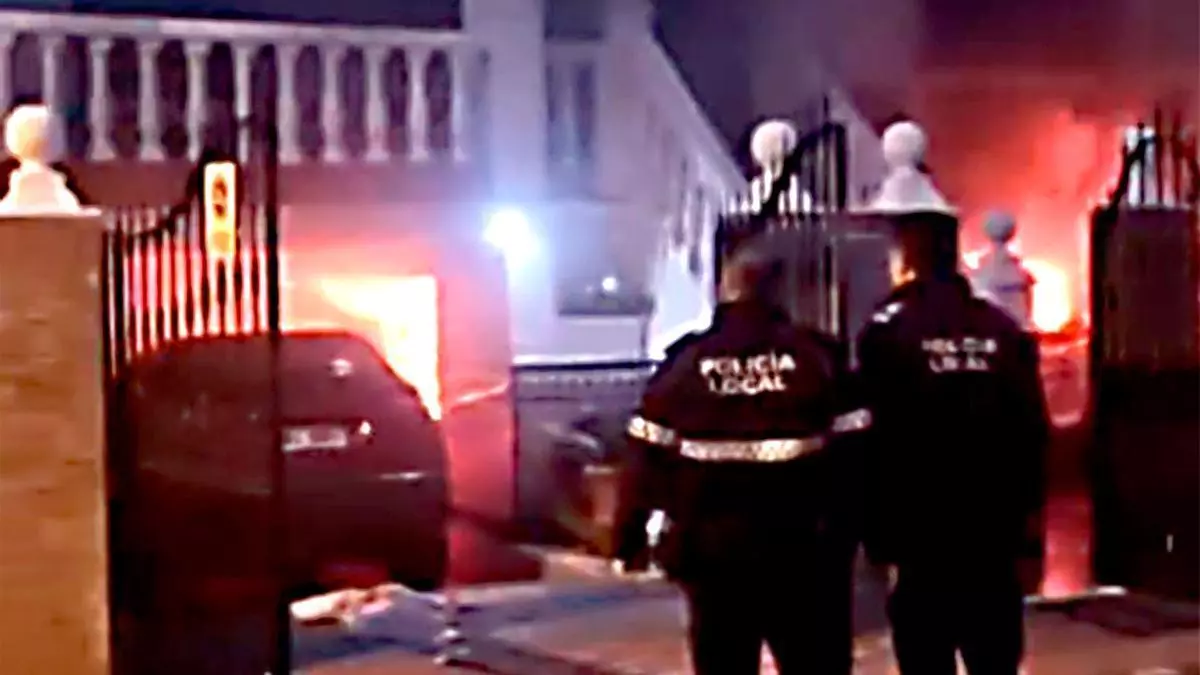 Un aparatoso incendio calcina un adosado en una urbanización de Matalascañas