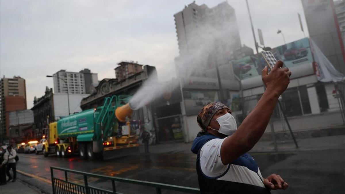 Labores de desinfección de las calles de Santiago de Chile.