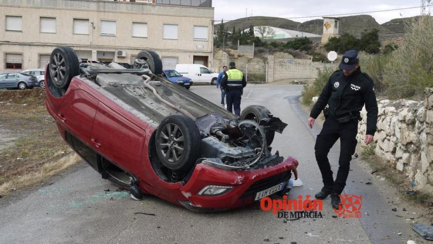 Vuelca con su coche en una calle de Cieza