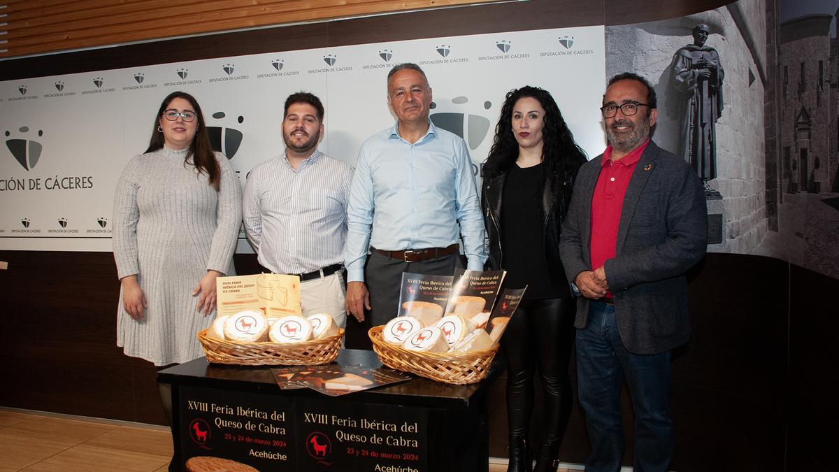 La concejala de Asuntos Sociales, Cristina Silva; el presidente de la Denominación de Origen, Antonio Jiménez; el alcalde de Acehúche, Benito Arias; la teniente de alcalde, María Luisa Bello; y el presidente de la Diputación de Cáceres Miguel Ángel Morales.