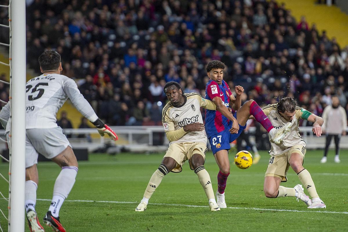 Dos goles de Lamine insuficientes ante el Granada