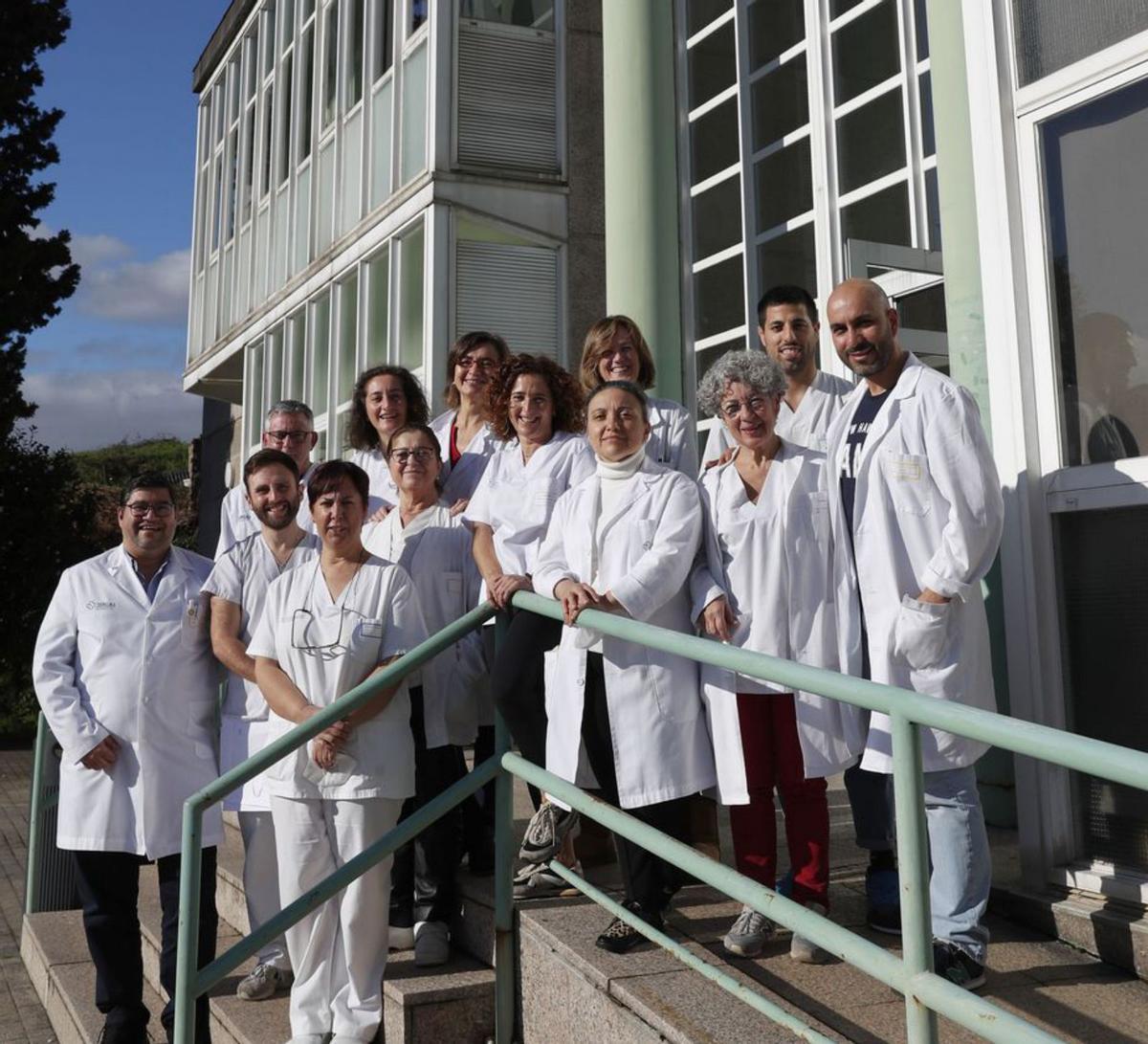 Trabajadores en la entrada del centro de salud de Porriño. |   // J.L.