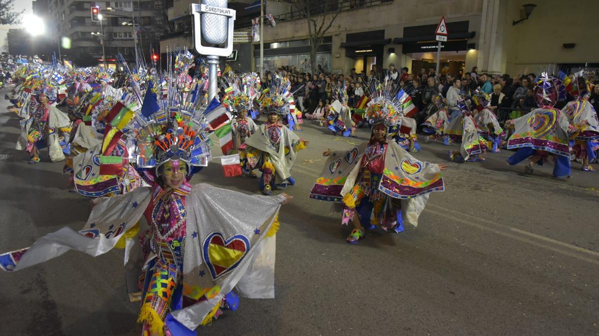 Los Tukanes abren el desfile. En la imagen, sus miembros más jóvenes, en el desfile de ayer.