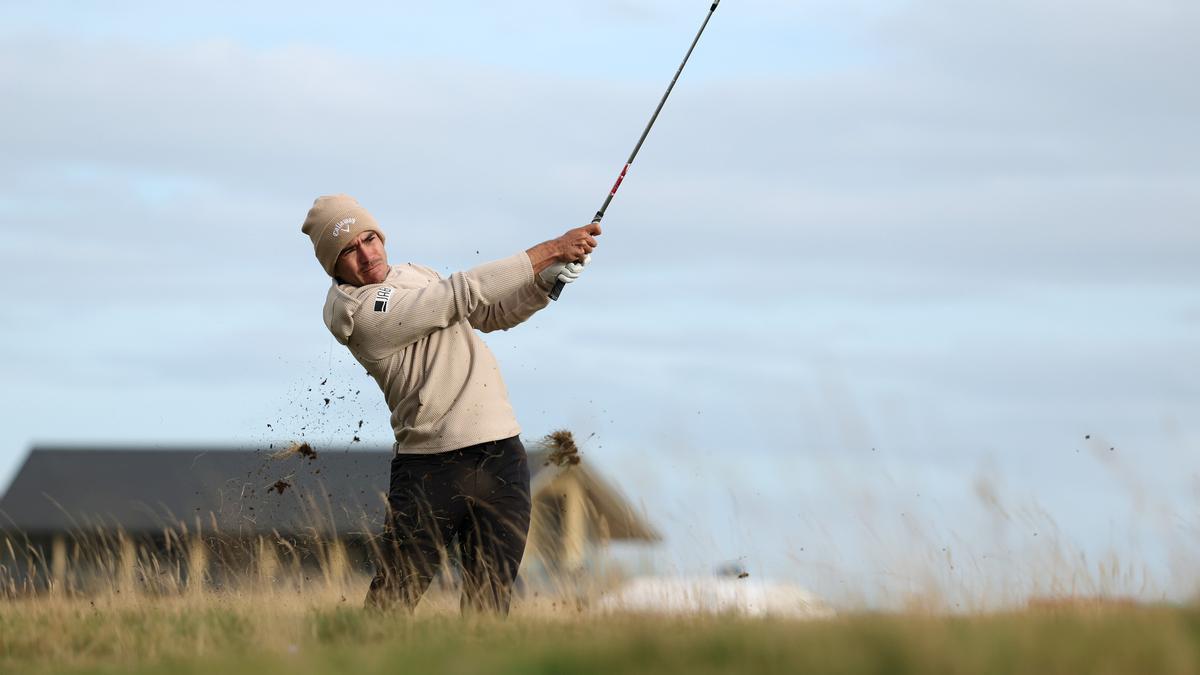 Iván Cantero ejecuta su segundo golpe en el hoyo 17 de Carnoustie.
