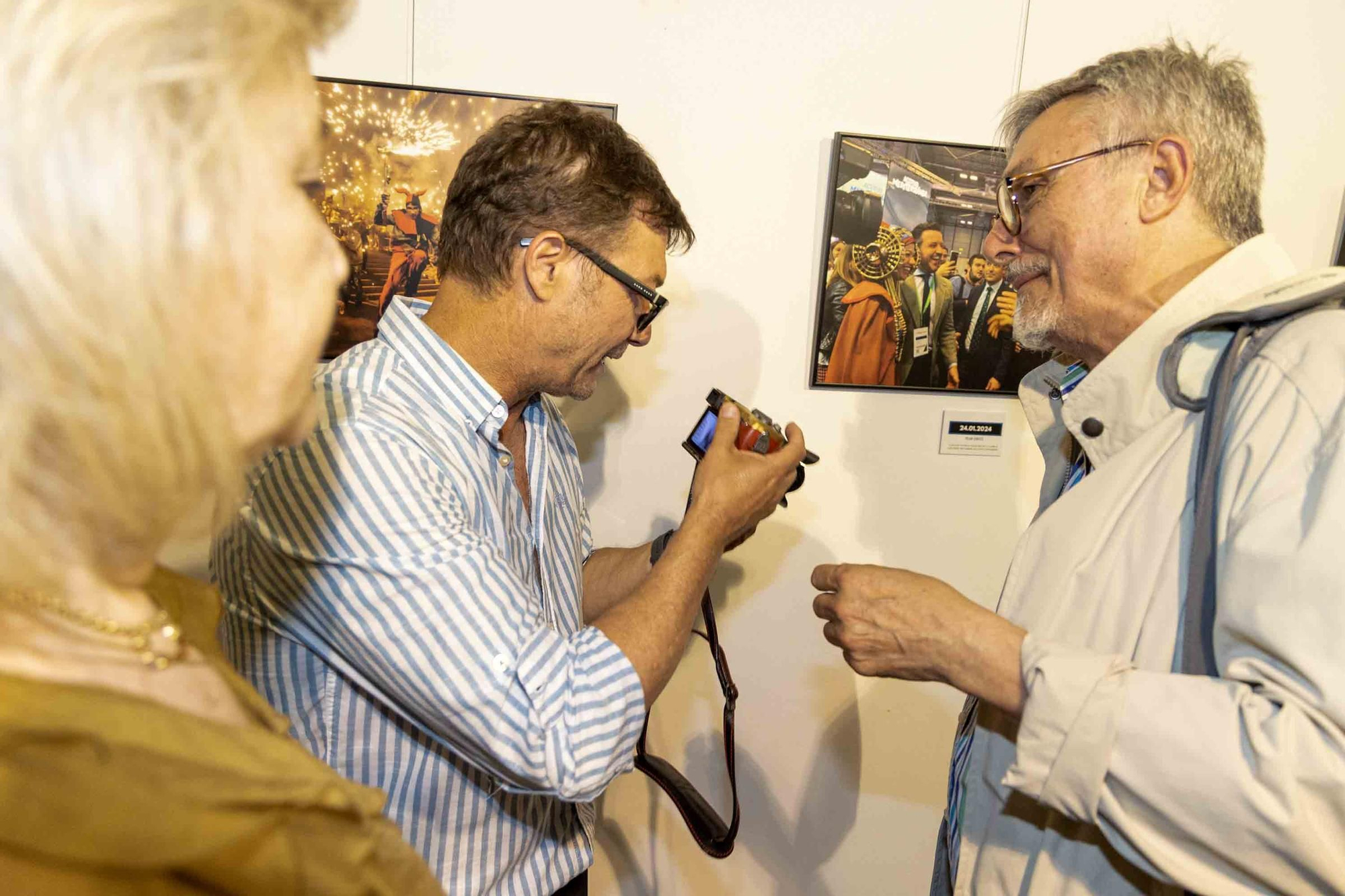 lleno total en la inauguración de INFotoperiodistas 2024,. un año de fotografía de prensa en Alicante