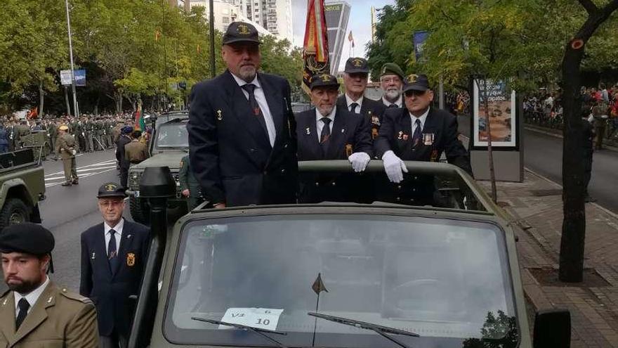Miembros de la asociación &quot;Lepanto&quot;, en el desfile por la Fiesta Nacional, en Madrid.