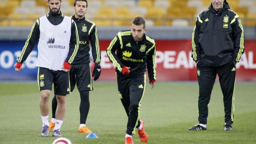 Isco, Pedro y Alba durante un entrenamiento con España bajo la mirada de Del Bosque.