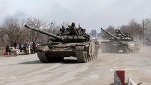 Tanques de tropas prorrusas en las afueras de Mariúpol.