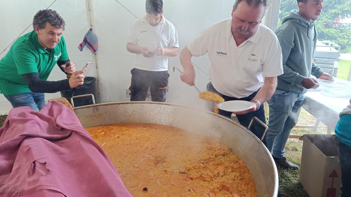 Mesa y mantel para una multitud en las fiestas de Meres