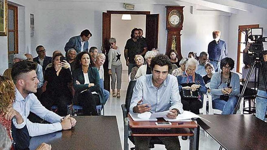 El salÃ³n municipal de plenos contÃ³ con una asistencia de unas 40 personas.