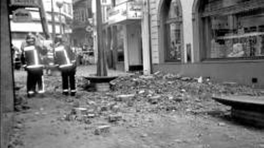 Cuatro heridos leves al caerse una cornisa en la calle Real