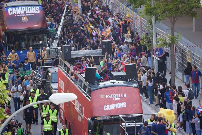 ¡De locos! Las mejores imágenes de una ciudad entregada al Barça