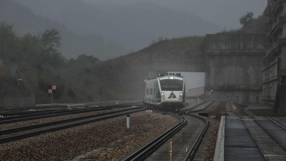 Un tren en pruebas circula por la zona de la Variante de Pajares en Lena, donde se tiene que cambiar el gasoducto que une Asturias con León. | Miki López