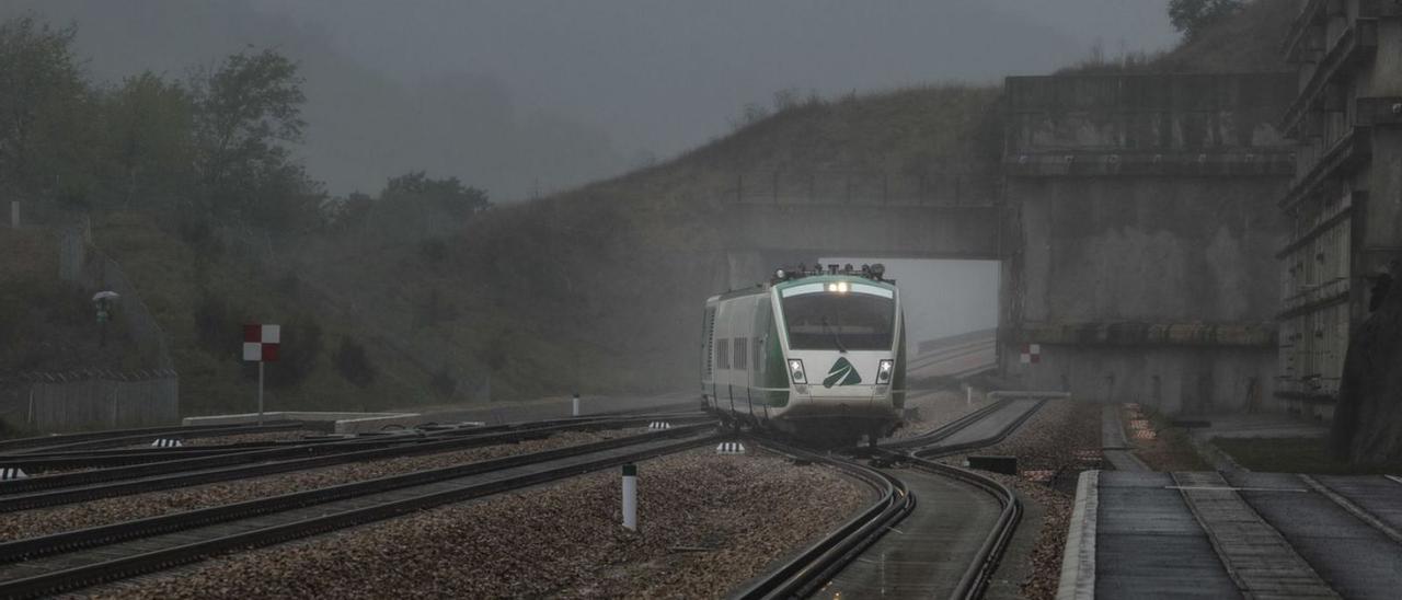 Un tren en pruebas circula por la zona de la Variante de Pajares en Lena, donde se tiene que cambiar el gasoducto que une Asturias con León. | Miki López