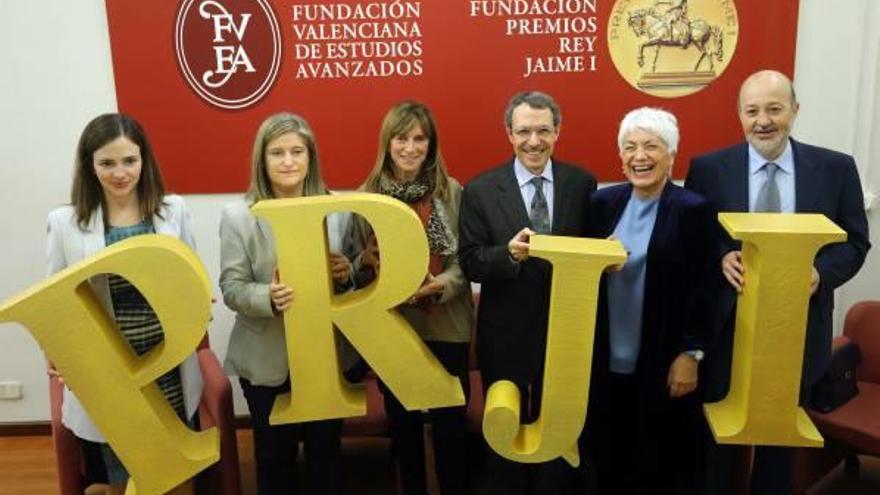 Alicia Asín, Susana Marcos, Ana Mª Traveset, Josep Dalmau, Carmen Herrero y Fernando Martín, con las siglas de los Premios Rey Jaime I.