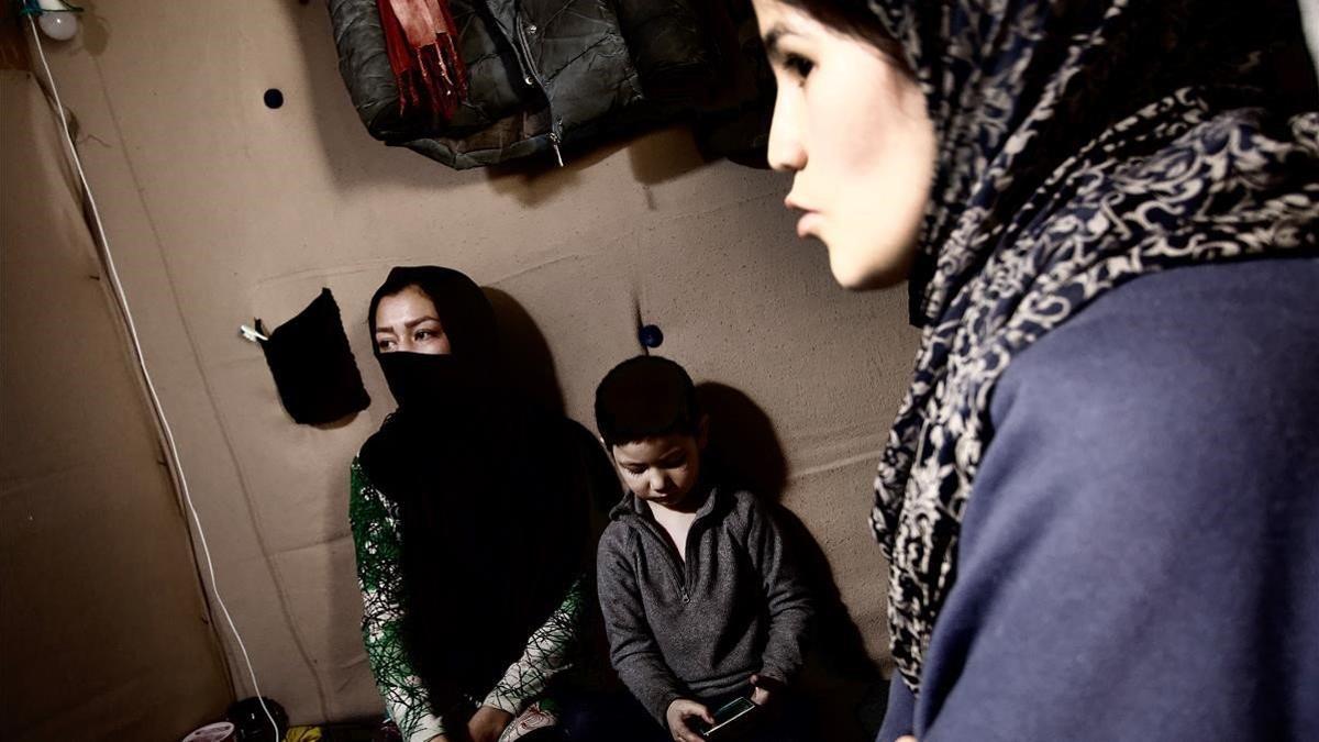 Sahar, con medio rostro tapado, en el campo de refugiados de Moria.