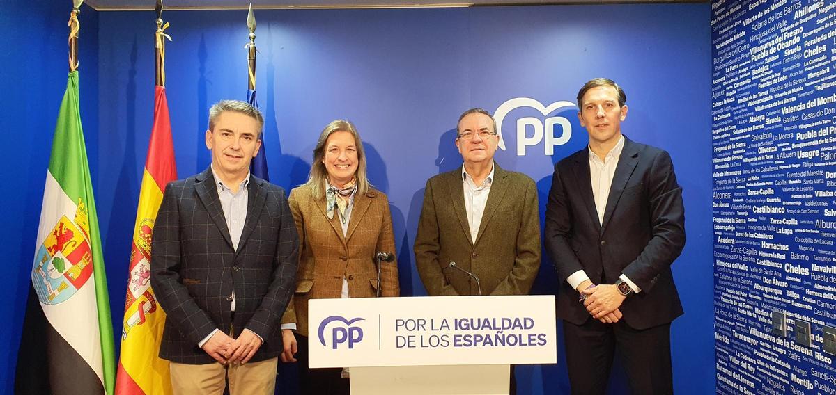 Los diputados y senadores del PP por la provincia de Badajoz, Antonio Cavacasillas, Alfonso Macias, José Antonio Monago y Carmen Pagador