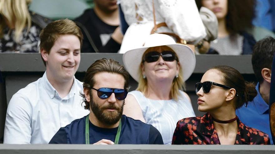 Cooper y Shayk, en el torneo de tenis de Wimbledon, el verano pasado. // Tony O&#039;Brien/Reuters