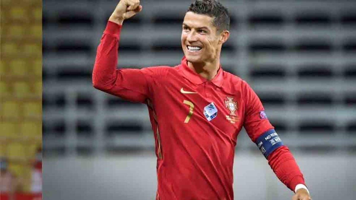 Cristiano Ronaldo con la elástica de Portugal.