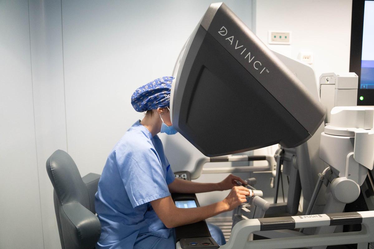 La cirujana general Paula Martínez en el robot Da Vinci.