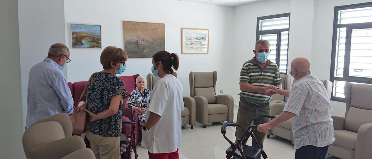Autoridades locales visitan la residencia de mayores de Villa del Río.