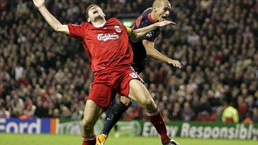 El jugador del Liverpool Steven Gerrard sufre el dudoso penalit por Mariano Pernia