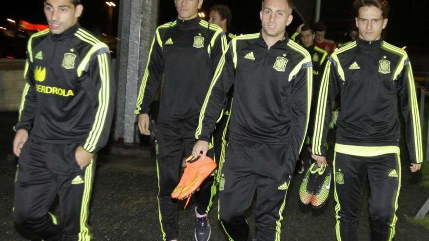 Jonny, David Costas, Deulofeu y Denis Suárez, tras el entrenamiento en A Gándara. // Jorge Meis/Diario de Ferrol