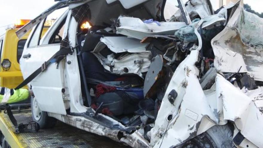 El conductor d&#039;un turisme mor en xocar frontalment contra un autocar a La Pera