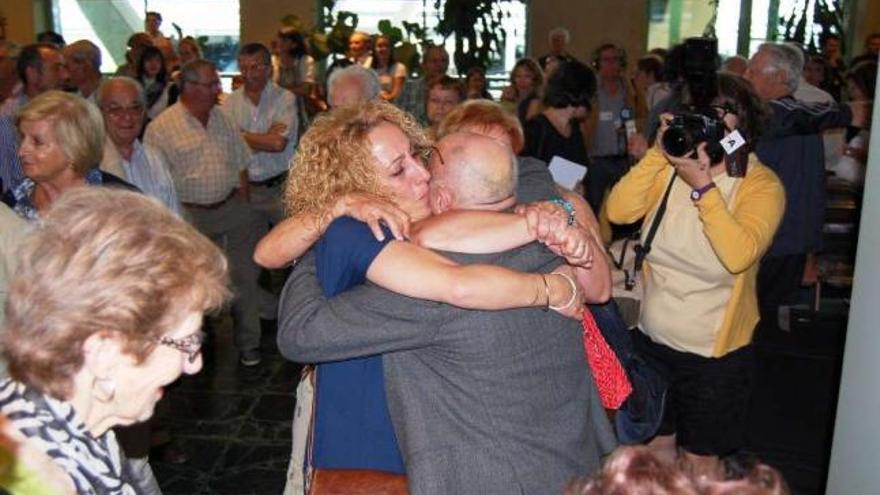 Emigrantes gallegos participantes en el programa de la Xunta &#039;Reencontros&#039; a su llegada a Lavacolla. / x. álvarez