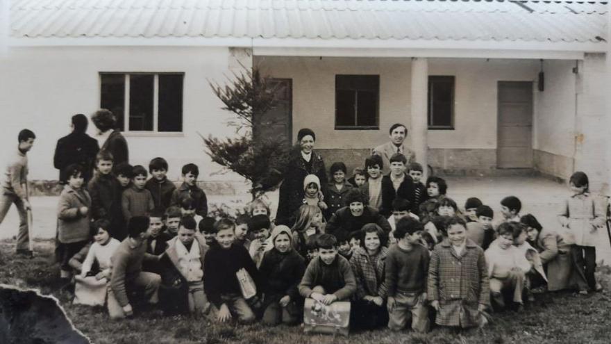 Imagen de grupo de una antigua promoción de alumnos del CEIP de Vilatuxe.