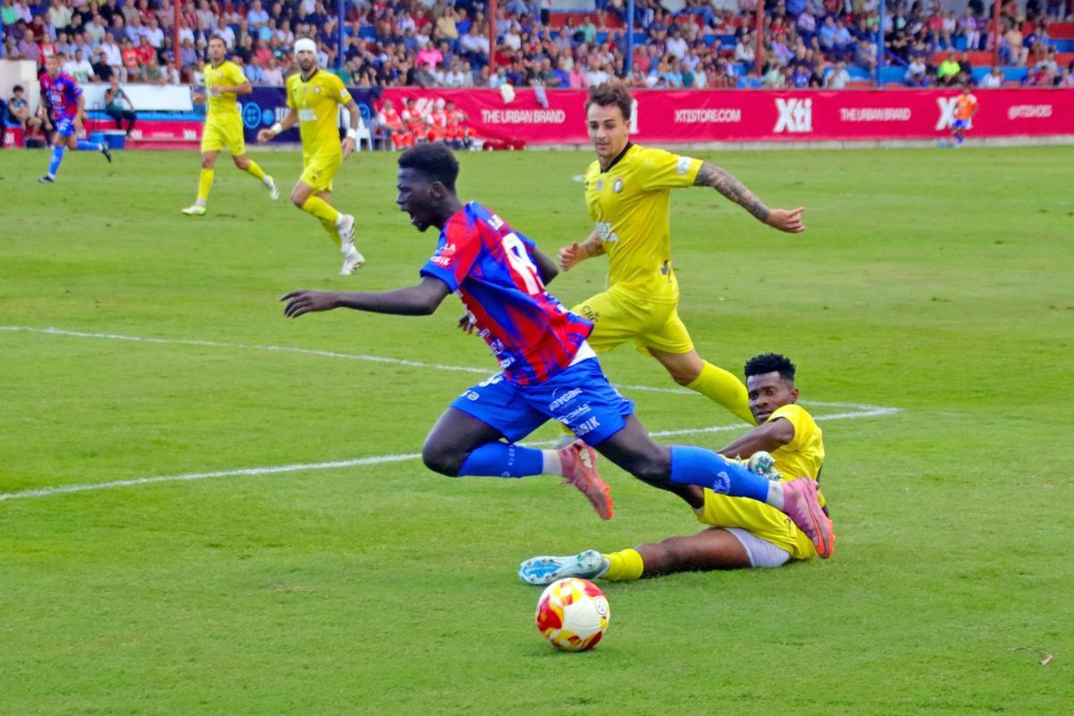 Babacar entrado en falta por Saturday en el Yeclano-Lorca Deportiva