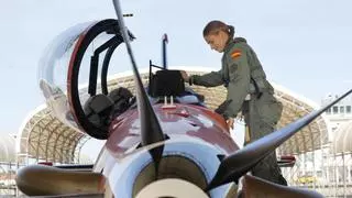 La princesa Leonor se sube a los mandos de un caza F-5