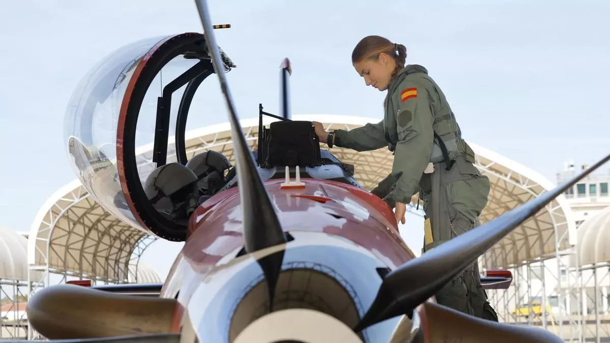 La princesa Leonor se sube a los mandos de un caza F-5