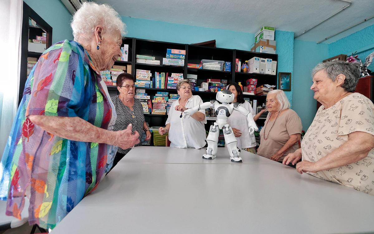 Acaymito y Estrellita, los robots que ayudan a animar a los mayores de La Laguna Acaymito y Estrellita, los robots que ayudan a animar a los mayores de La Laguna