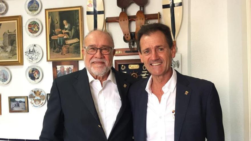 Rodríguez Marín recibió la insignia de manos del presidente de la Federación de Remo