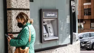 Unicaja solo dejará cajero automático en 20 de las 64 oficinas que cerrará en Extremadura