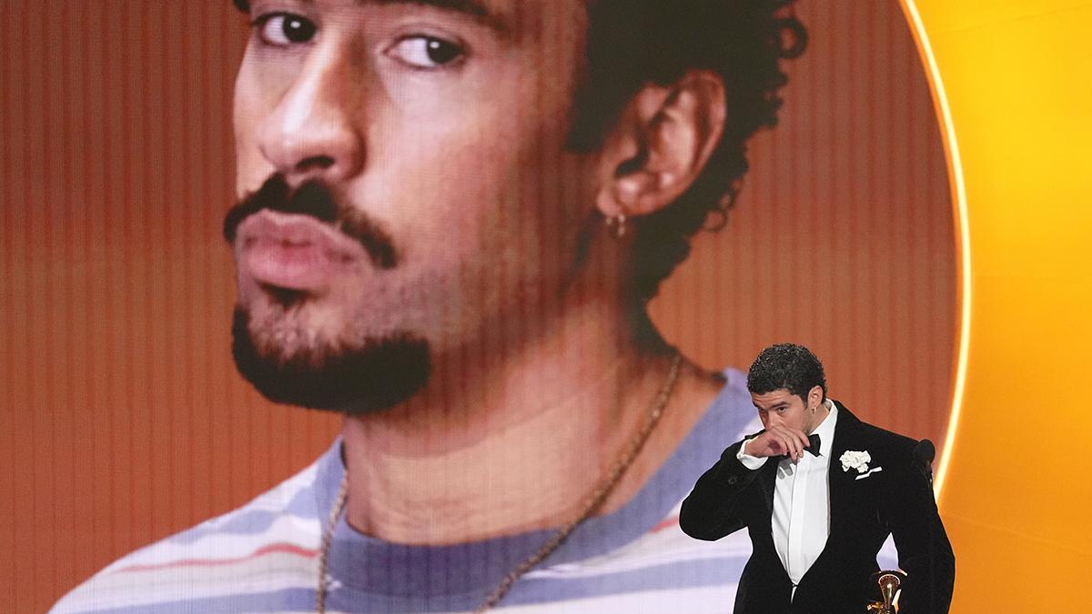 Bad Bunny hace historia en los Grammy y clama contra el ICE: "Fuera ICE"