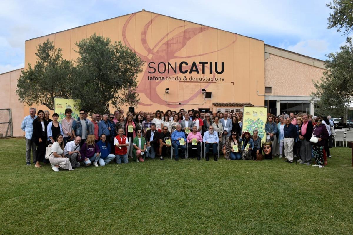 Foto de familia de los participantes en la presentación del programa de las Fires d'Inca 2024, este miércoles en la Tafona de Son Catiu.