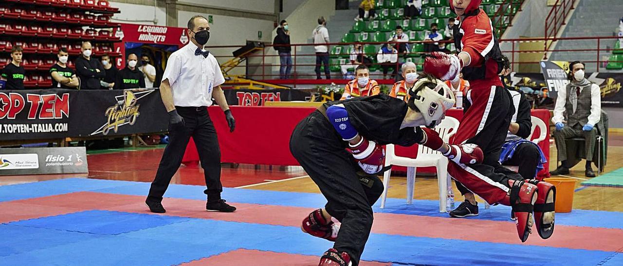 Imagen de Jordi Marí, joven luchador ibicenco de Kickboxing, en uno de sus combates.