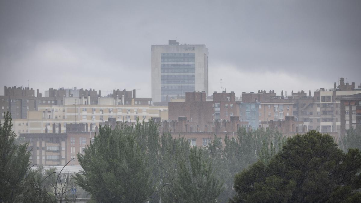Una tormenta en Zaragoza durante el pasado mes de mayo