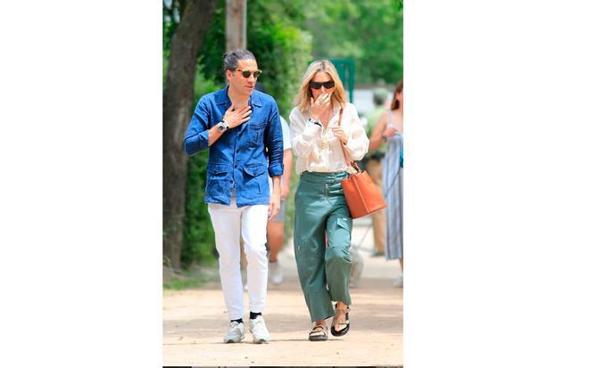 Marta Ortega con pantalones cargo y sandalias en el Club de Campo de Madrid.