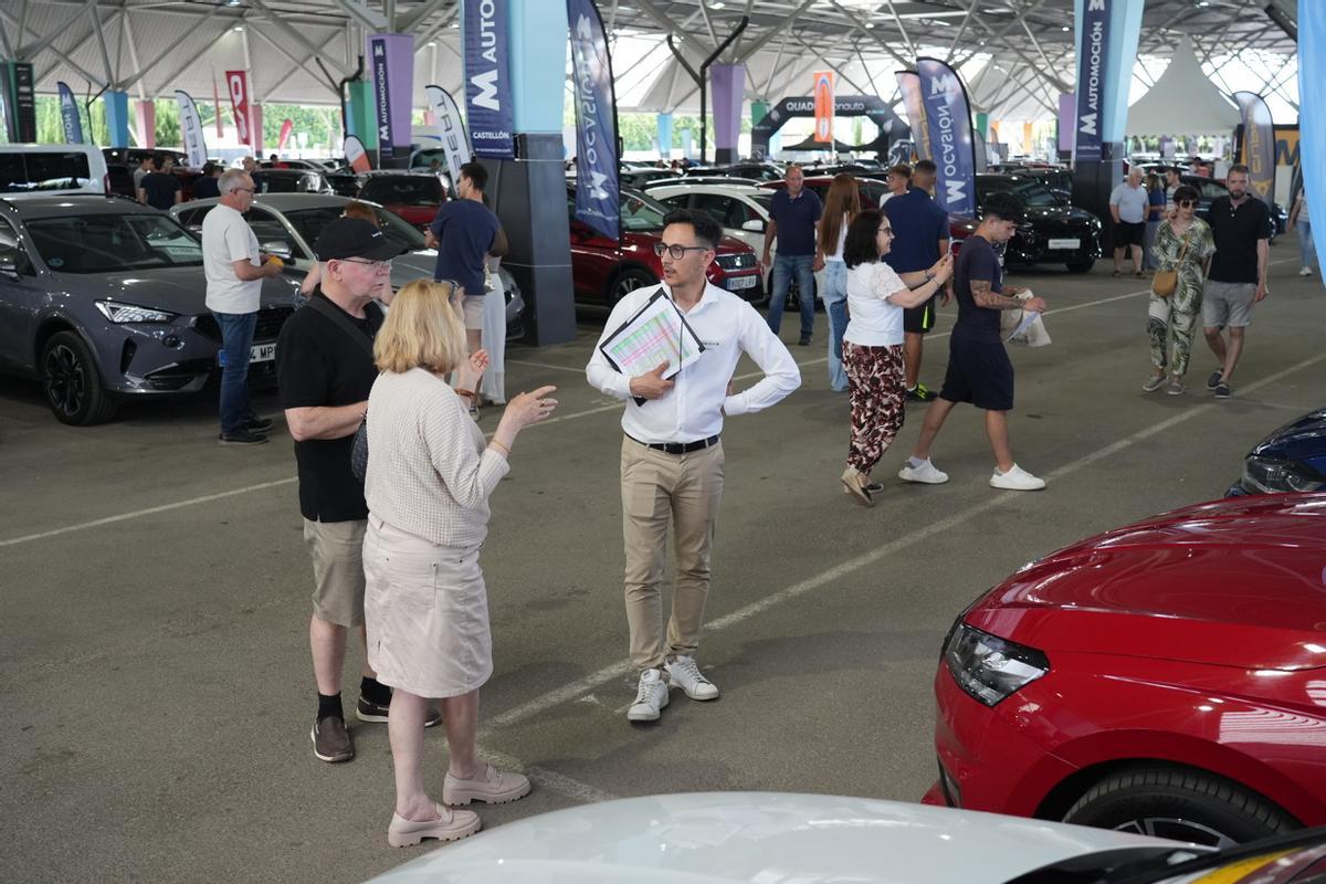 Galería: Los clientes observan los coches de Motorocasión.