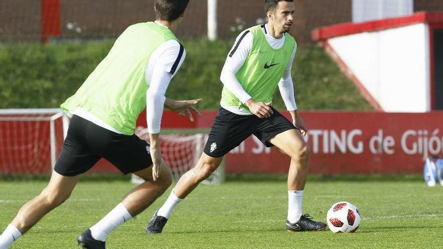 Hernán Santana conduce el balón durante un entrenamiento.