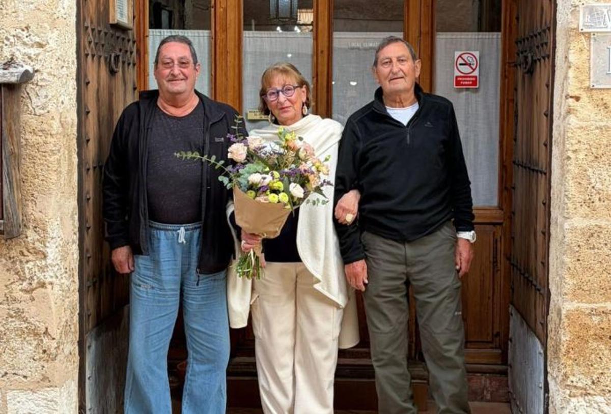 Los hermanos Guillem, Joana y Toni Fuster Alomar posan en la entrada del conocido restaurante de Sineu.