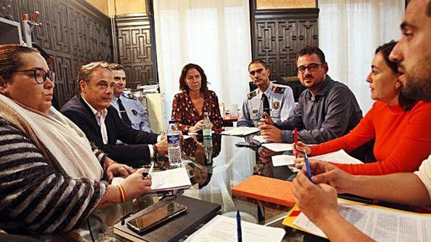 Reunió de l&#039;alcaldessa de Girona, Marta Madrenas, amb els grups de l&#039;oposició i agents de la Policia Municipal.