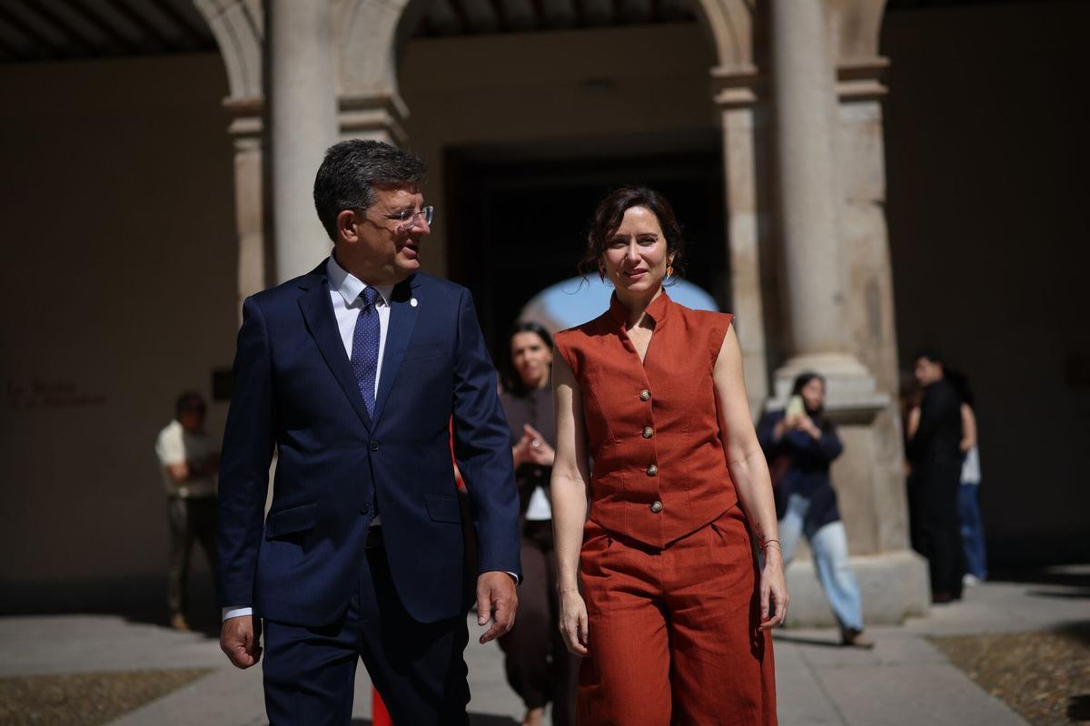 La presidenta de la Comunidad de Madrid, Isabel Díaz Ayuso, y el nuevo rector de la Universidad de Alcalá, Carmelo García.