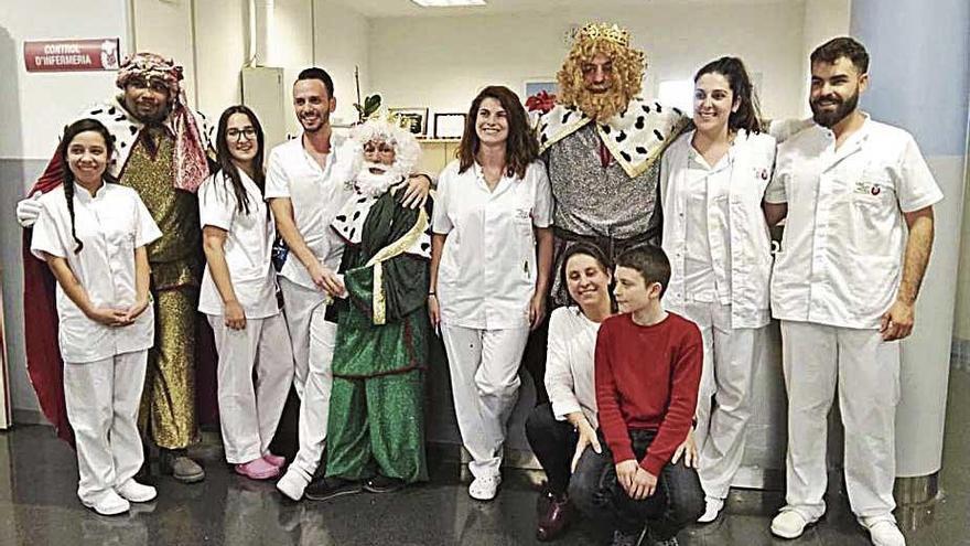 Los Reyes Magos posan junto a trabajadores y pacientes del hospital.